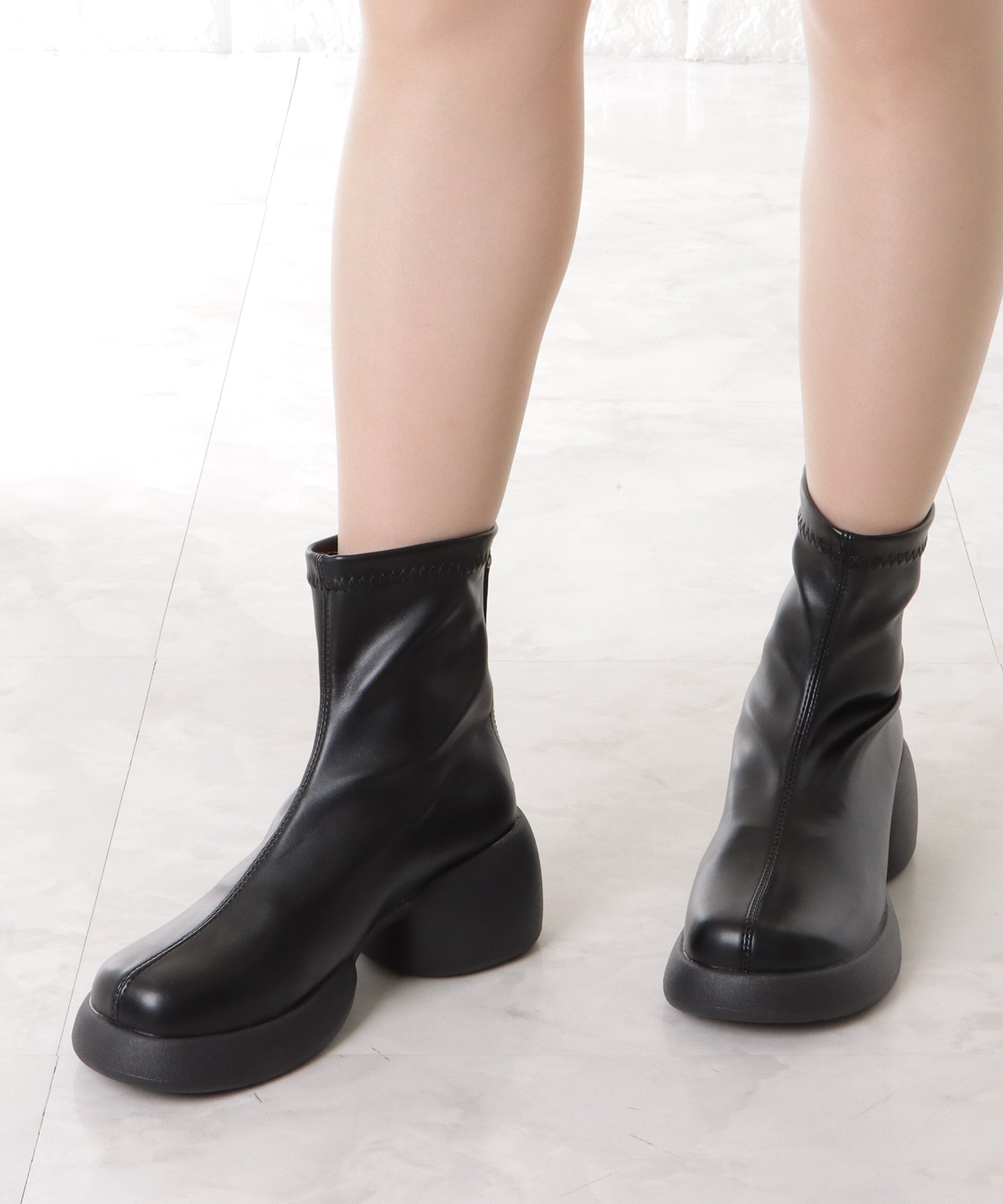 ラウンドフォルム厚底ショートブーツ