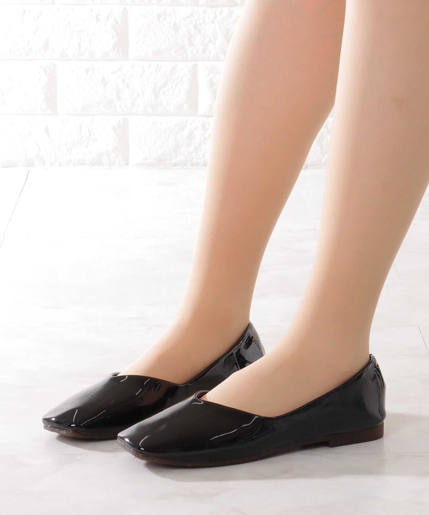 エナメル調 スクエアトゥ フラット Vカット パンプス