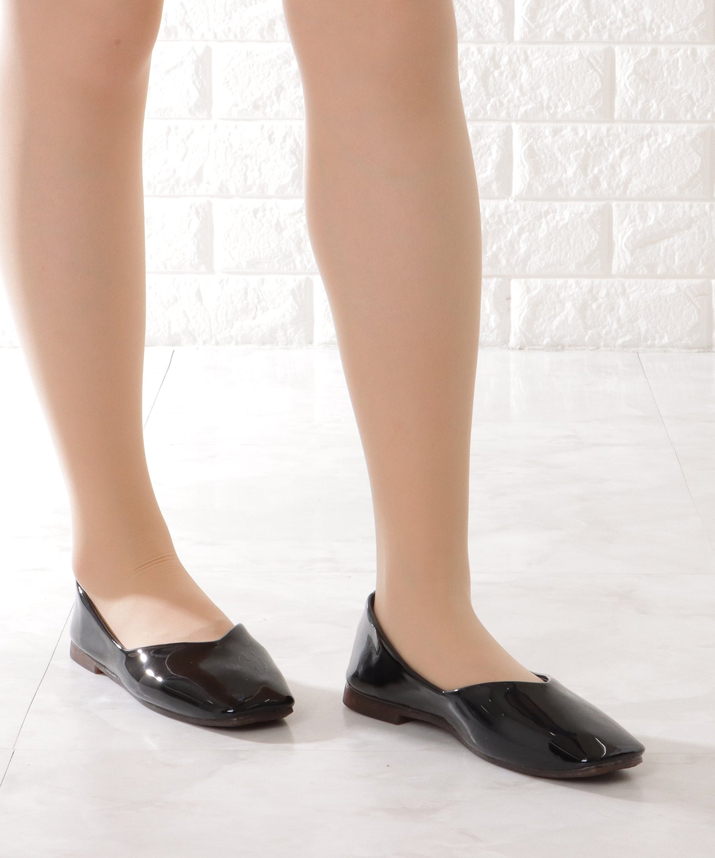 エナメル調 スクエアトゥ フラット Vカット パンプス