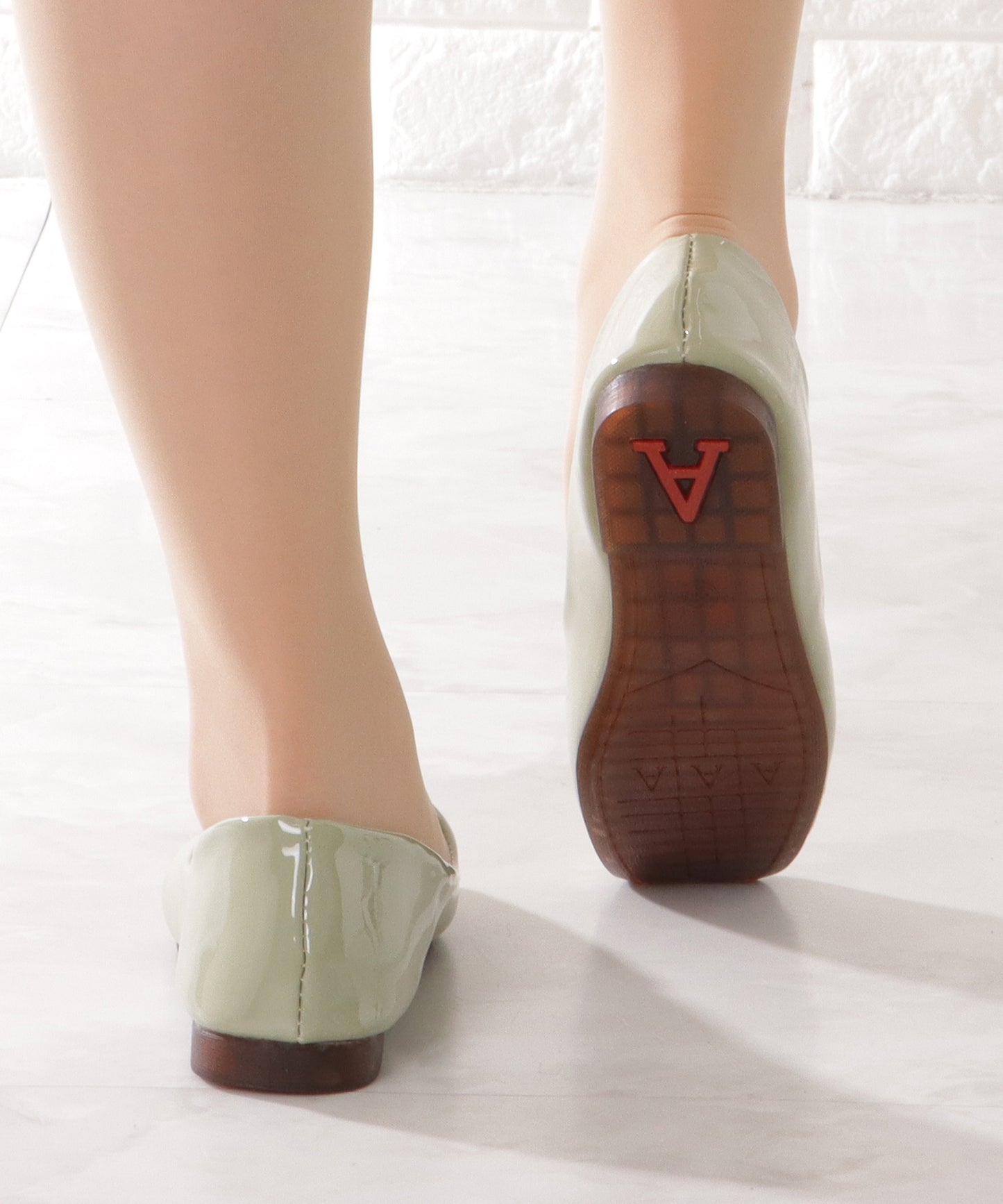 エナメル調 スクエアトゥ フラット Vカット パンプス
