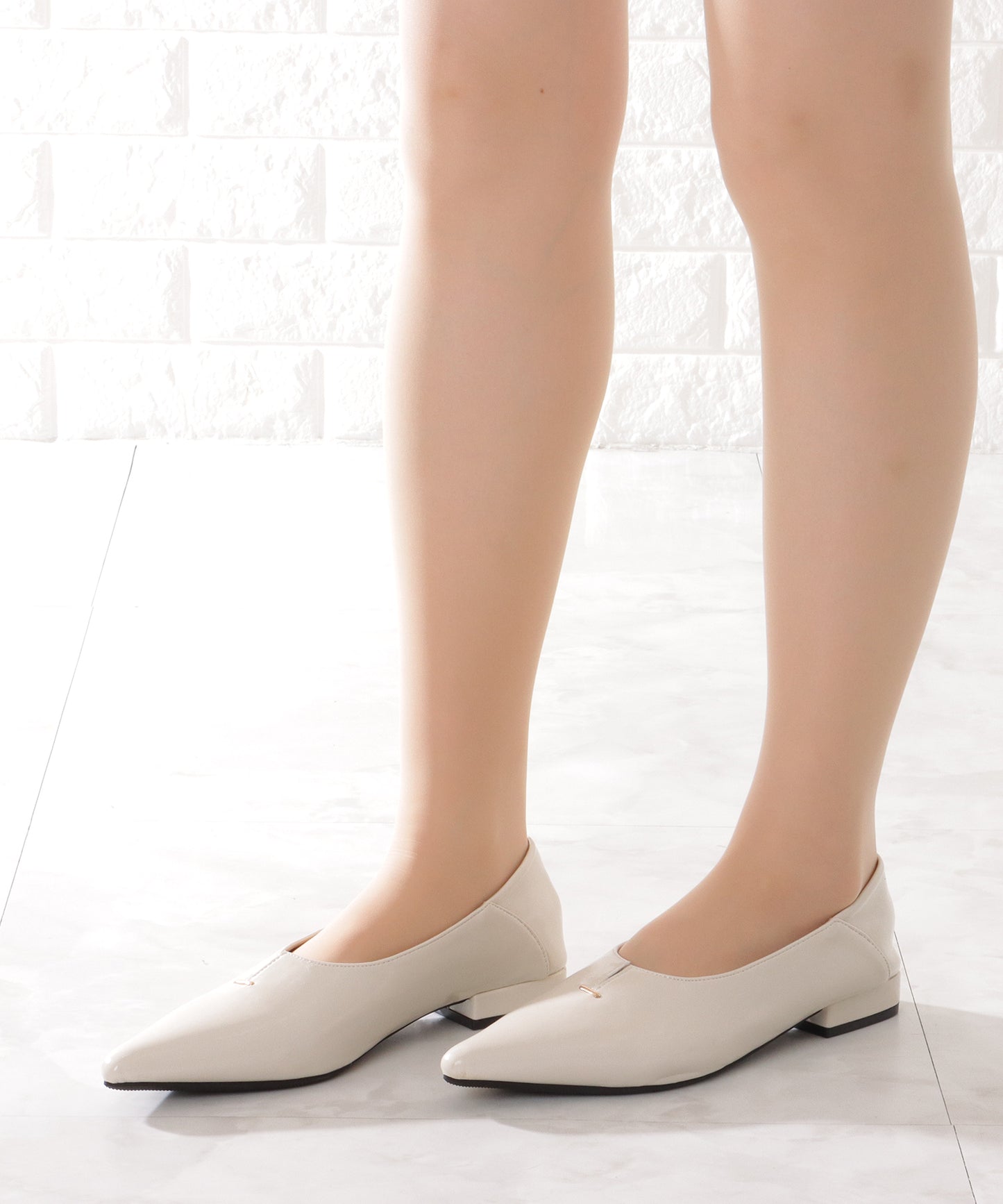 メタリック バー付き Vカット ローヒール パンプス