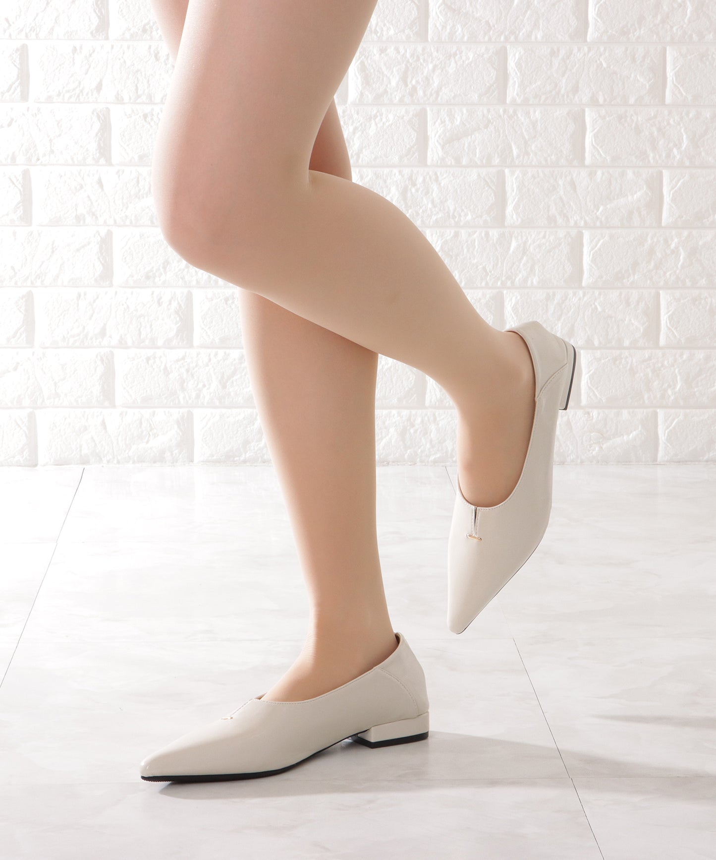 メタリック バー付き Vカット ローヒール パンプス