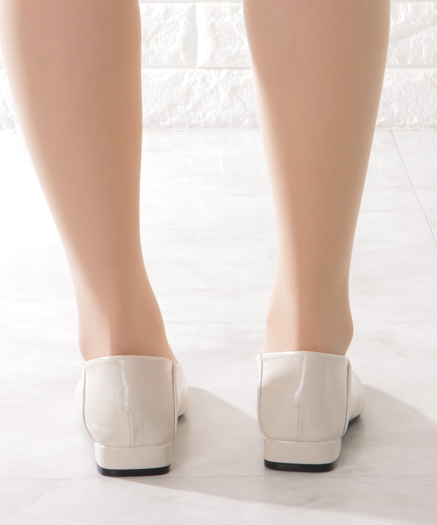 メタリック バー付き Vカット ローヒール パンプス