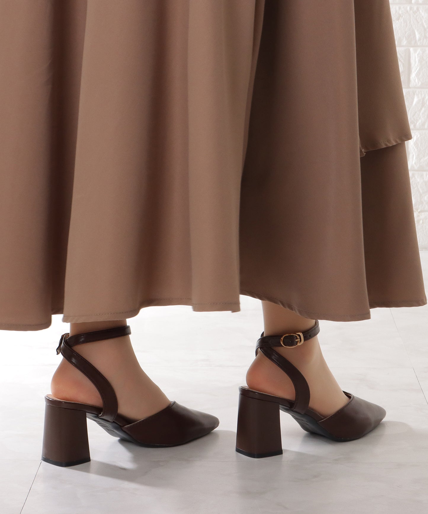 アンクルストラップ付き チャンキー サイドオープン ポインテッド パンプス