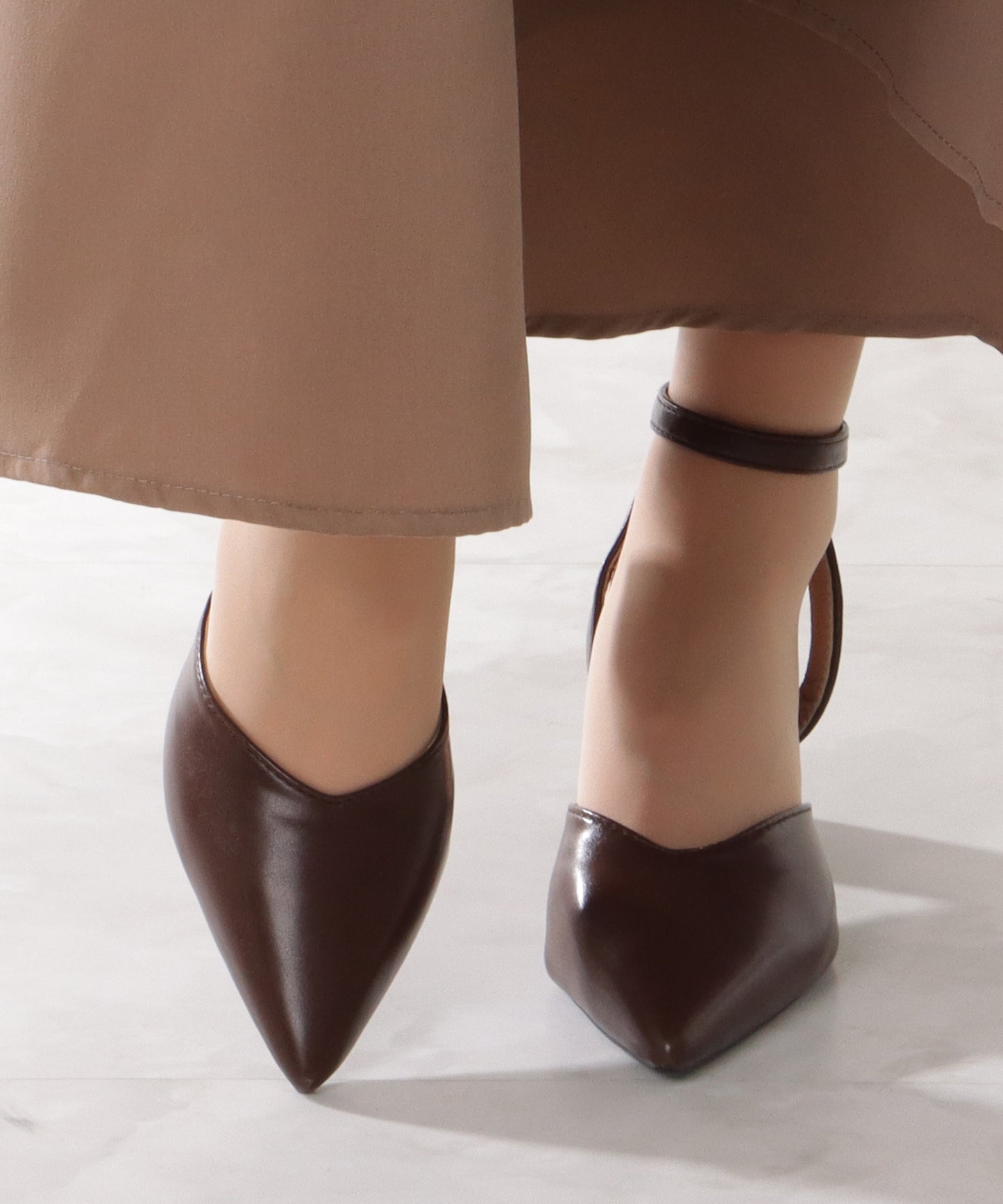 アンクルストラップ付き チャンキー サイドオープン ポインテッド パンプス