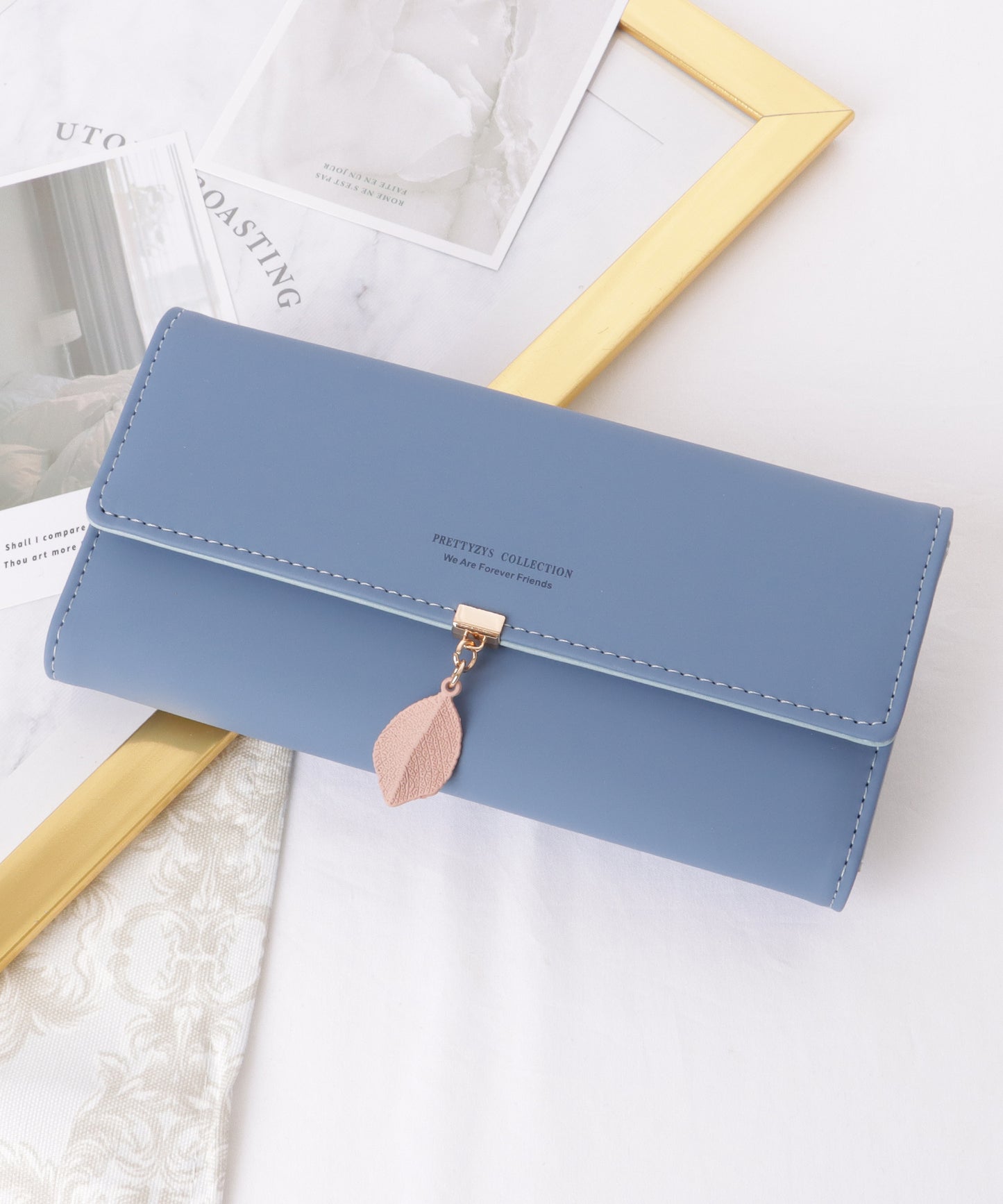 レザー調 リーフ モチーフ付き 三つ折り 長財布