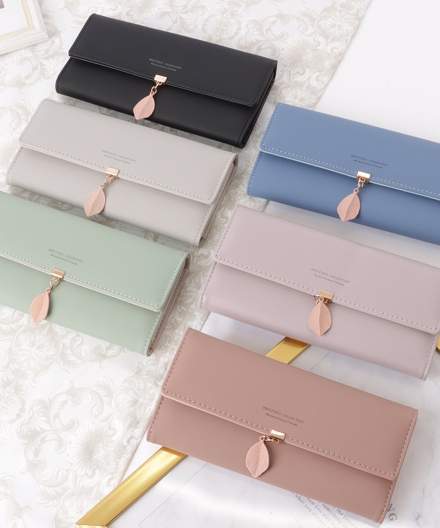 レザー調 リーフ モチーフ付き 三つ折り 長財布