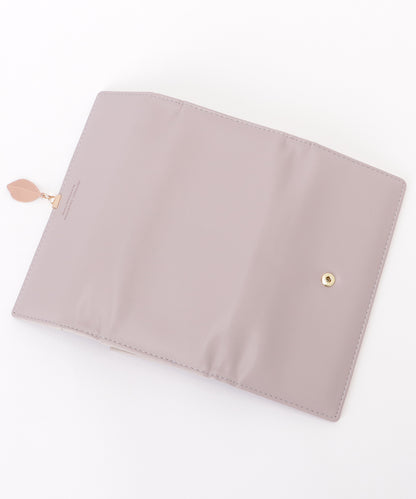 レザー調 リーフ モチーフ付き 三つ折り 長財布