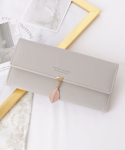 レザー調 リーフ モチーフ付き 三つ折り 長財布