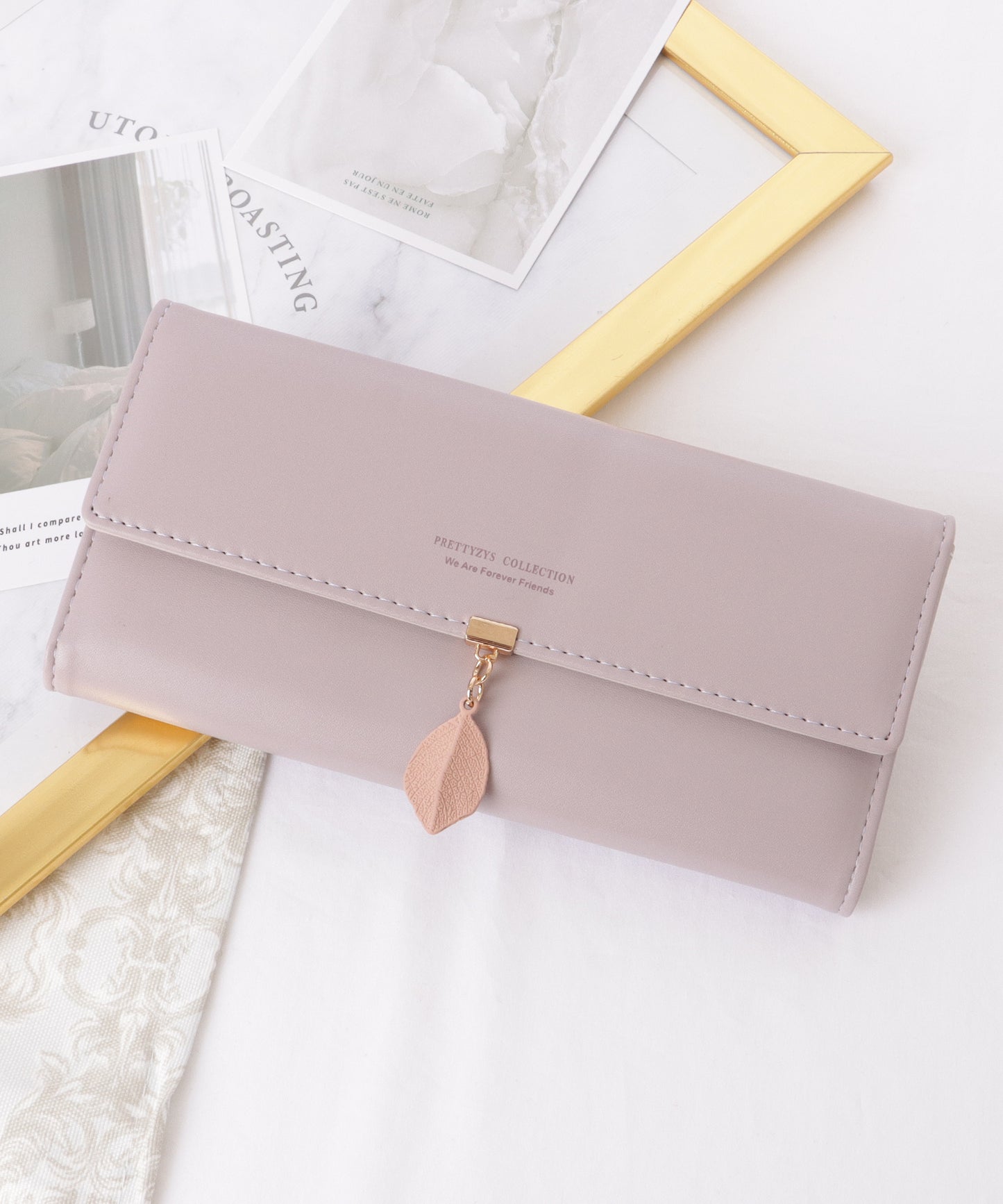 レザー調 リーフ モチーフ付き 三つ折り 長財布