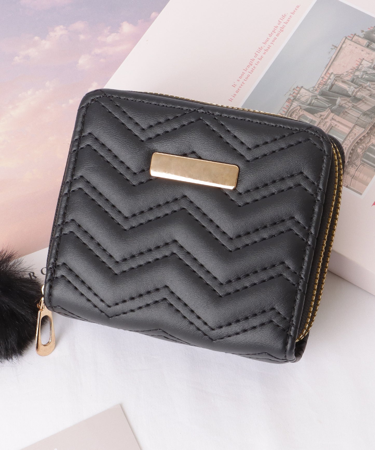 ファー チャーム付き ジグザグ ステッチ コンパクト ウォレット