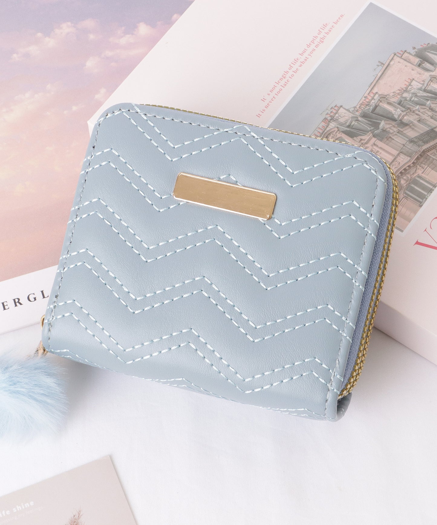 ファー チャーム付き ジグザグ ステッチ コンパクト ウォレット