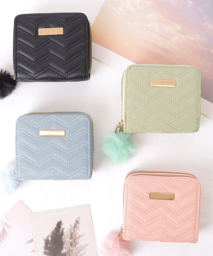 ファー チャーム付き ジグザグ ステッチ コンパクト ウォレット