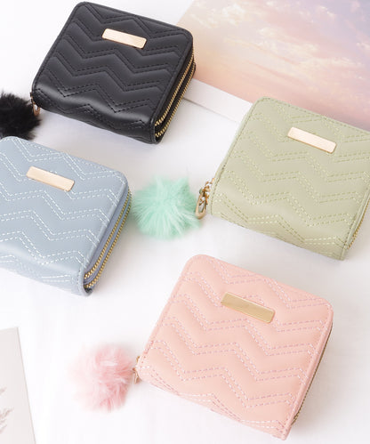 ファー チャーム付き ジグザグ ステッチ コンパクト ウォレット