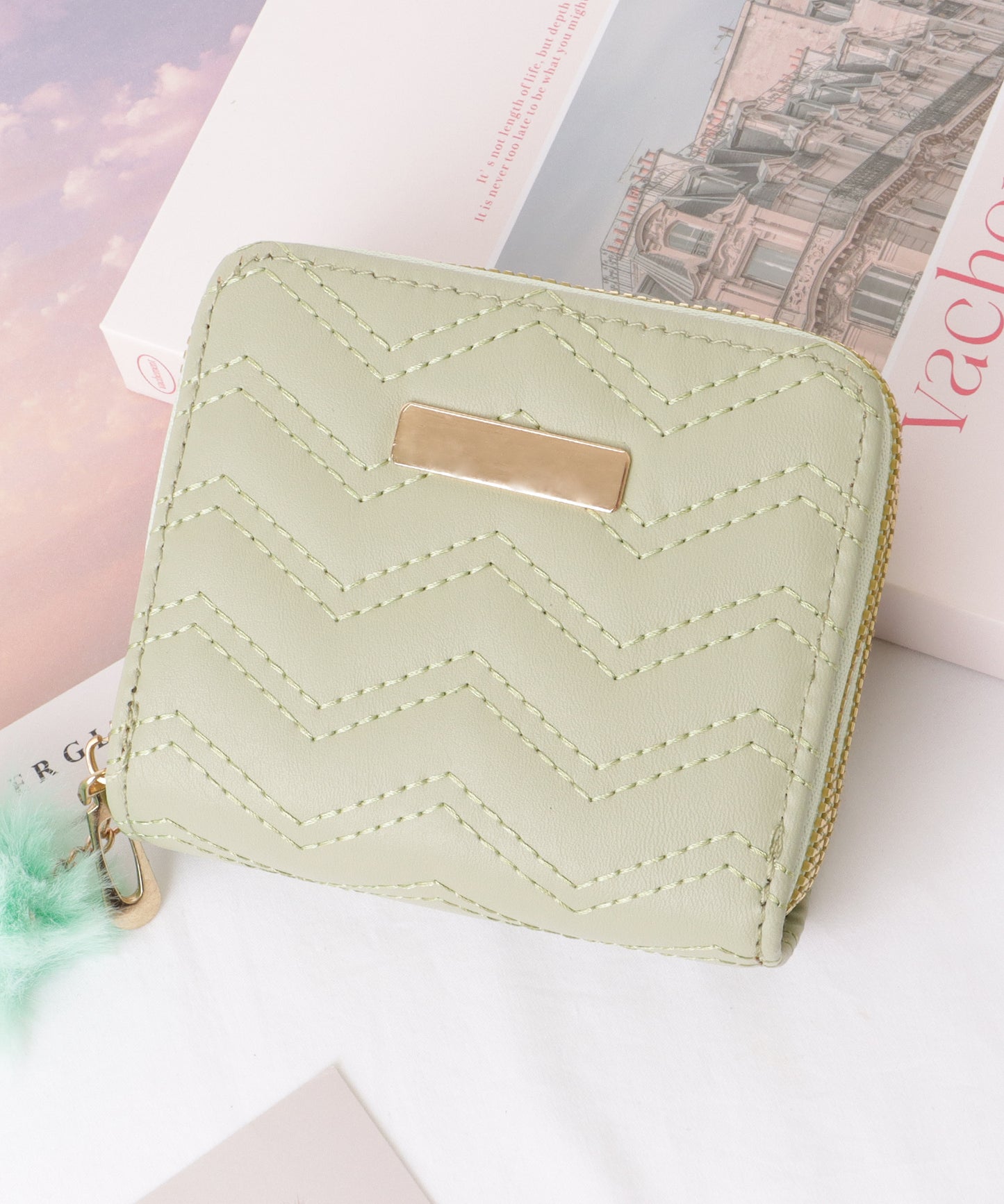 ファー チャーム付き ジグザグ ステッチ コンパクト ウォレット